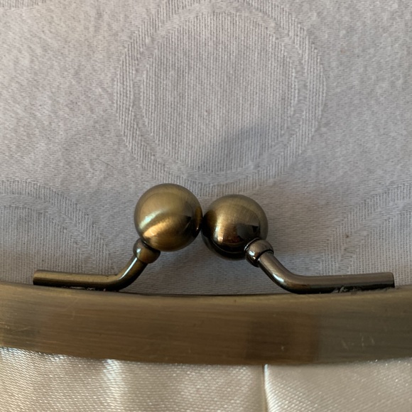 Ivory Satin Clutch Evening Bag Embellished with Bauble Metal Clasp & Chain - Picture 3 of 5